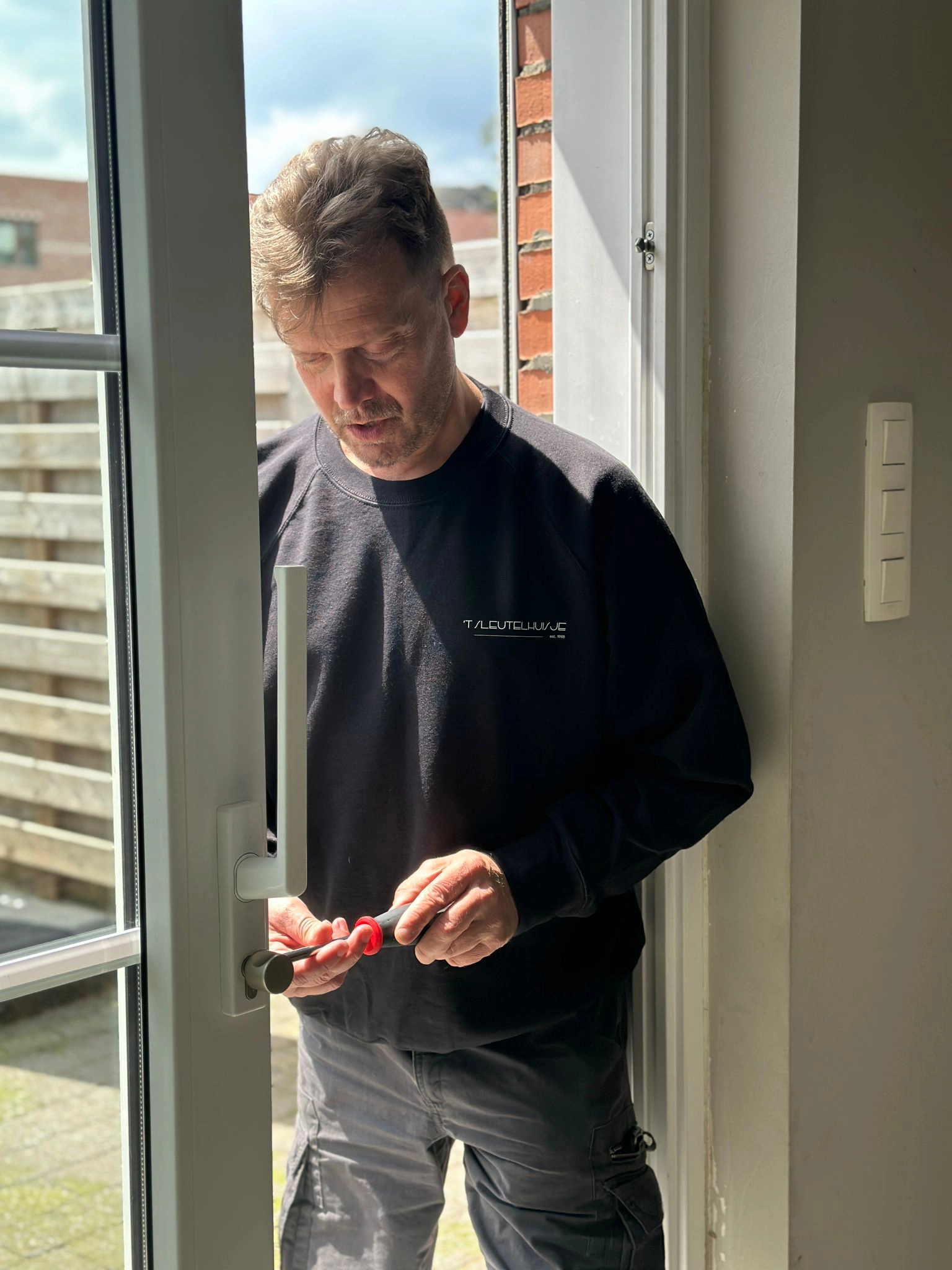 Slotenmaker die een cilinderslot vervangt
